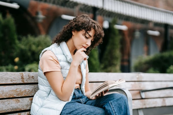 Бумажная книга снова в моде: как лето 2026 года вернуло россиян к чтению на лавочке